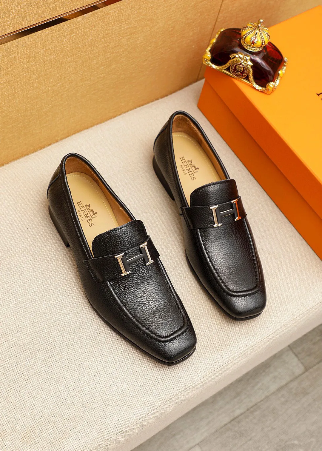 Men's shoes 💰460 💐 Product trademark: HERMES "Hermès" casual leather shoes Regular size: 38-44 (45.46🉑️customized) Product materials: Selected imported first-layer pebbled calfskin upper + luxury hardware buckle, imported water-dyed 🐂 cowhide lining. Strong three-dimensional visual effect, combined outsole Color: 2⃣️seed leather materials optional